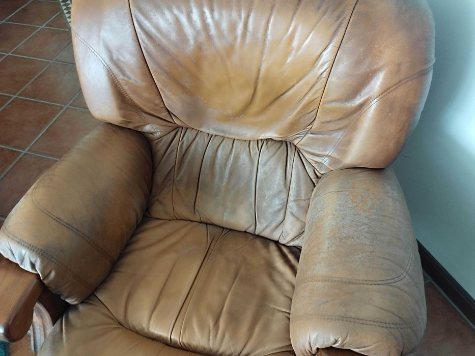 Três sofás em pele castanha