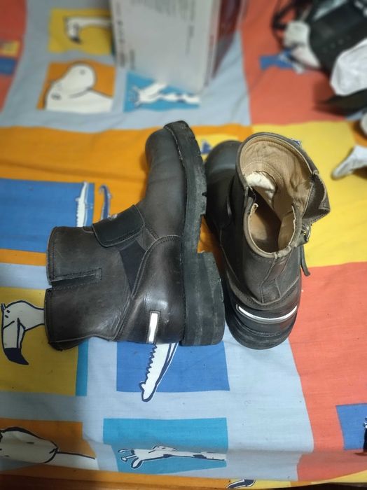 Botas masculinas super resistentes.