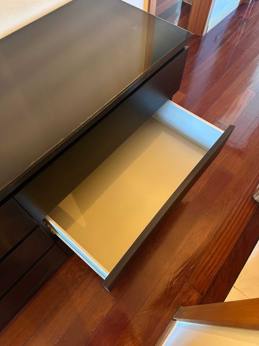 Comoda com 6 gavetas e tampo de vidro