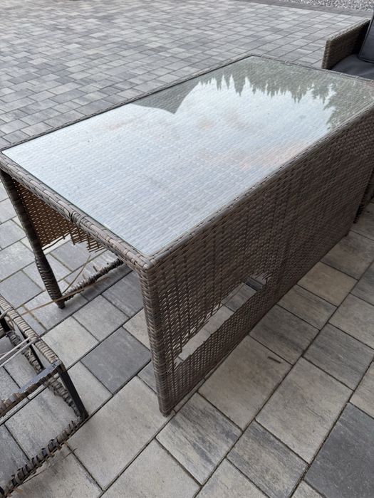 Meble rattanowe uszkodzone