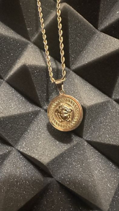 pingente Versace + corrente banhada a ouro