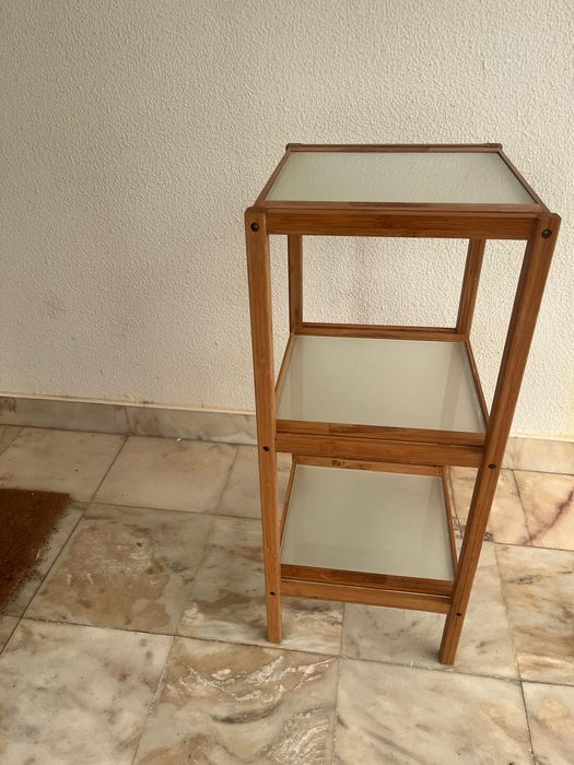 Móvel Multiusos com prateleiras em vidro