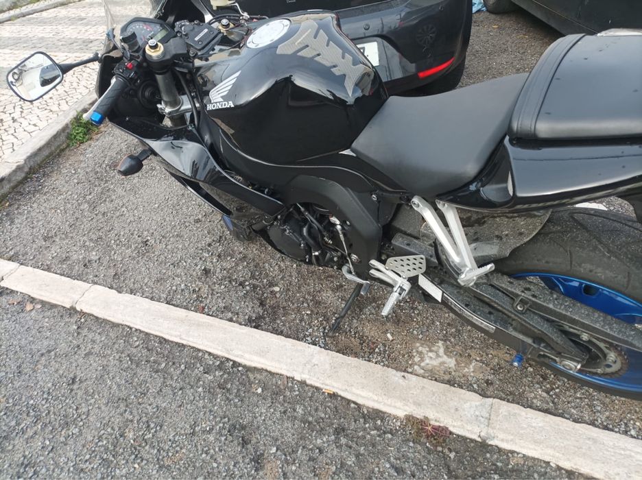 CBR 1000 RR em muito bom estado aceito trocas