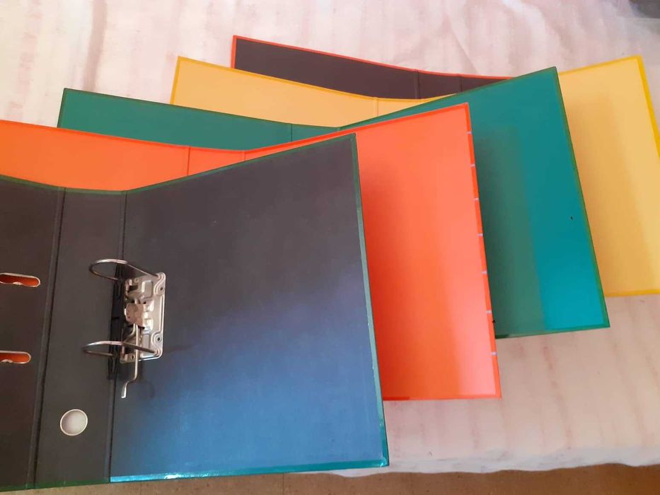 Várias pasta de arquivo A4  de lombada larga