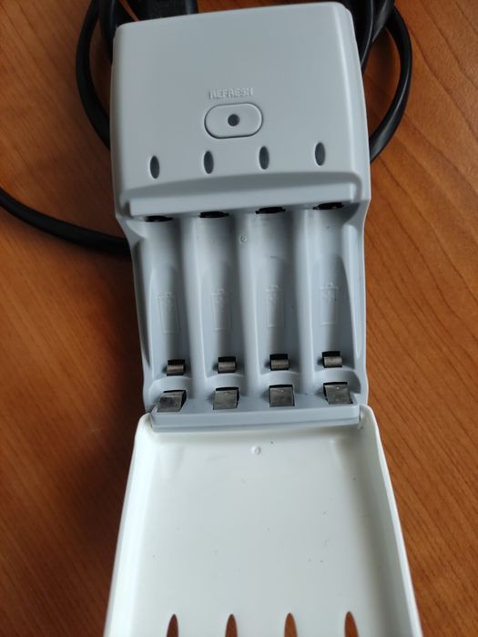 Carregador baterias AA e AAA