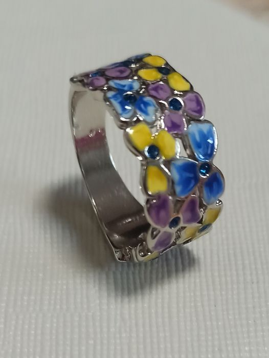 На подарок серебристое кольцо с эмалью