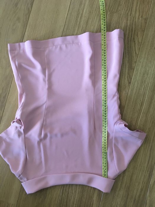 Blusa em tom de rosa, com tecido de ligeiro brilho