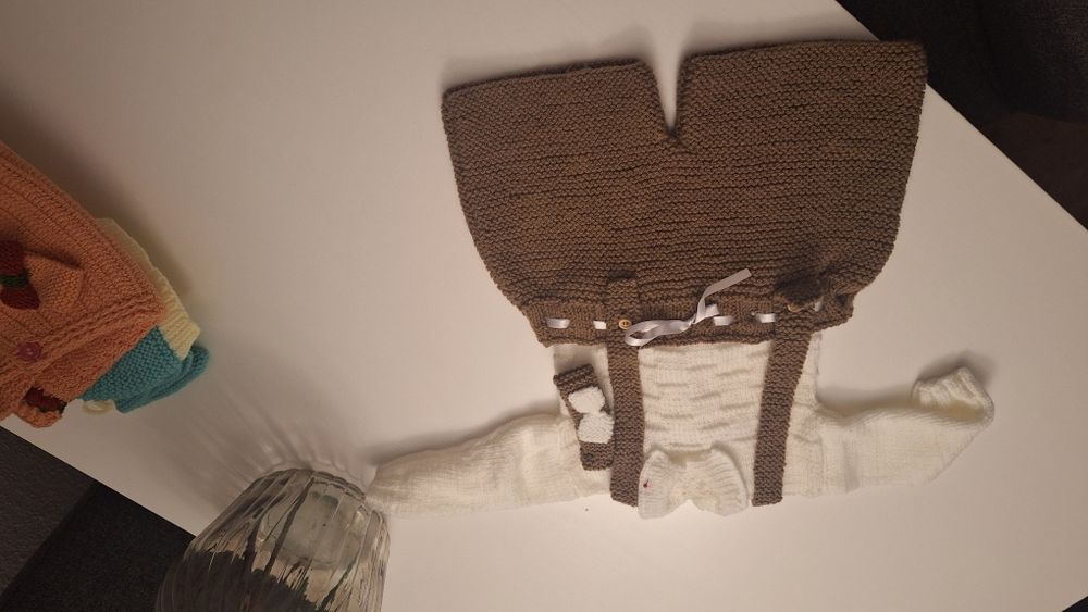 Conjunto em lã,  dá  para menino ou menina.