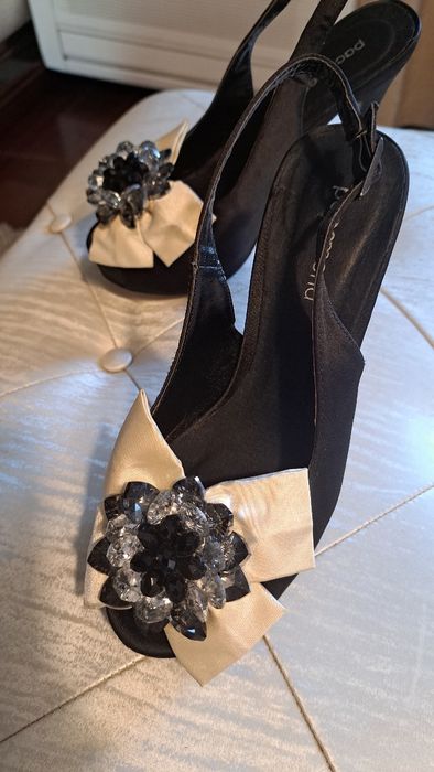 Sandálias pretas e creme