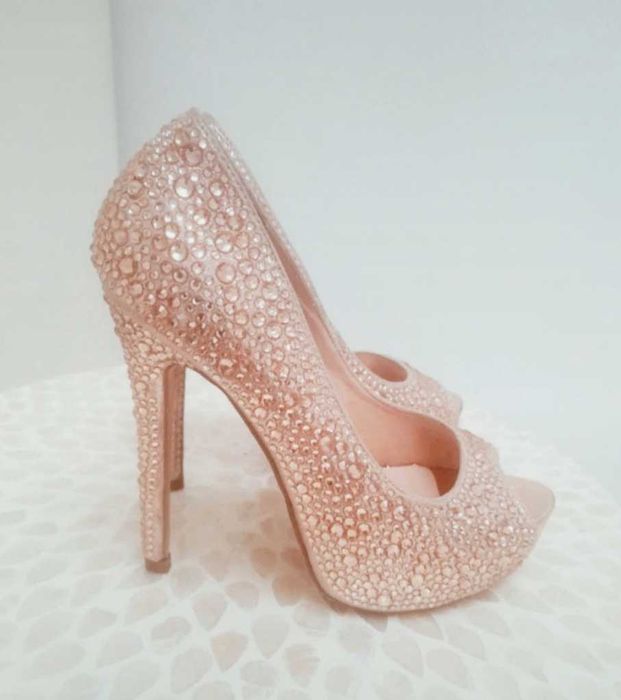 Buty na koturnie pudrowe kryształki