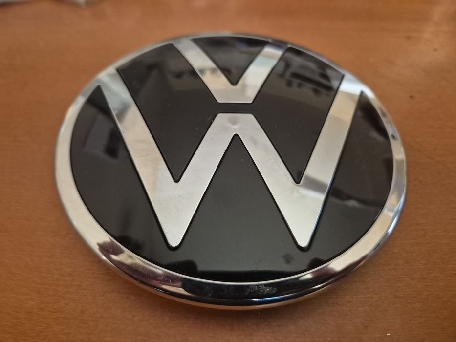 emblemat VW przód – nowy OEM – Passat / Golf / Arteon / Tiguan