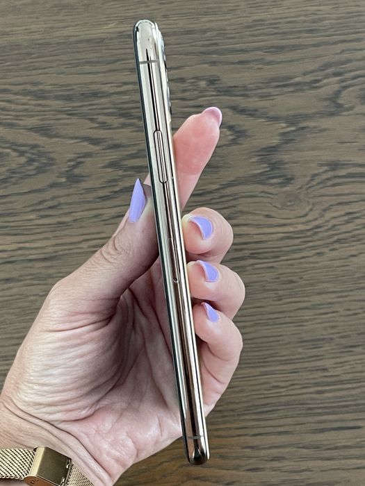 iPhone 11 Pro Max 256 GB Gold + 10 Cases Like New64284283122817122