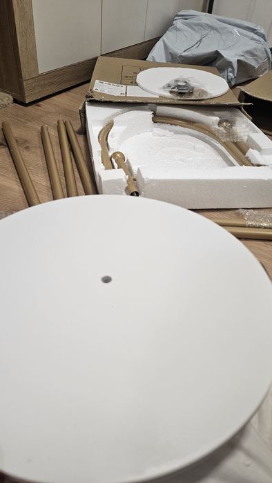 Sprzedam wieszak stojący na kurtki, złoty mat z białą podstawą