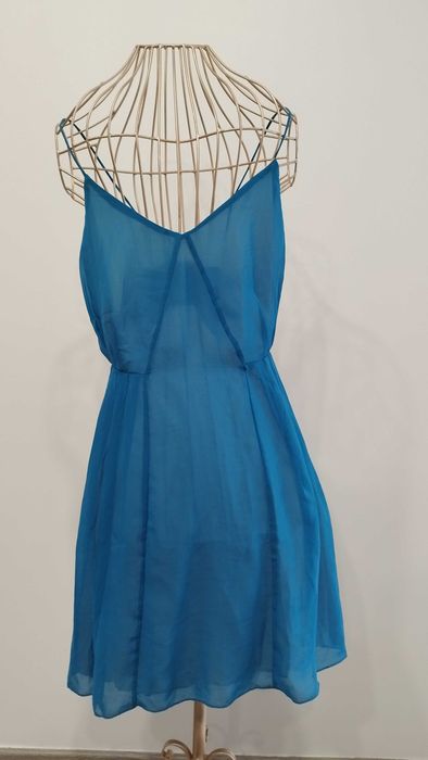 Vestido curto azul com alças a cruzar nas costas