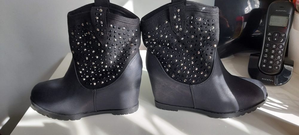 Black platform boots64286268705923121