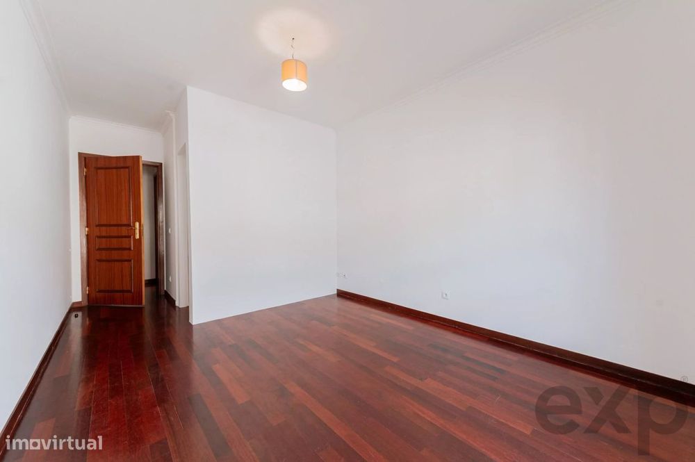 Apartamento T2  remodelado, varandas com vista desafogada, arqueamento