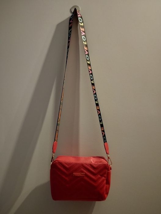Nowa , czerwona torebka na ramię , pikowana