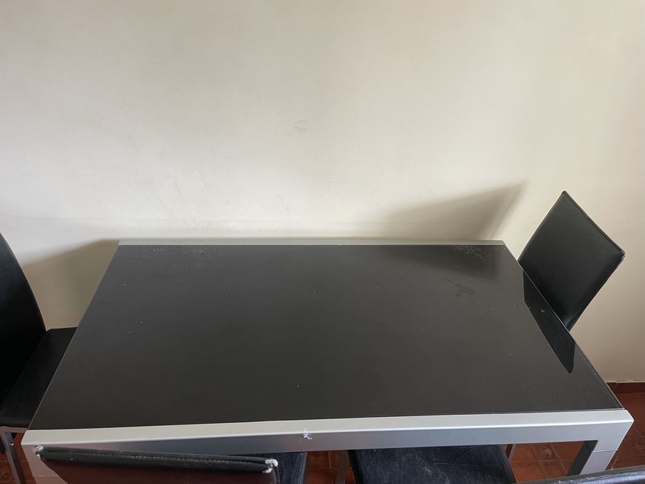 Mesa extensivel com 4 cadeiras NEGOCIAVEL