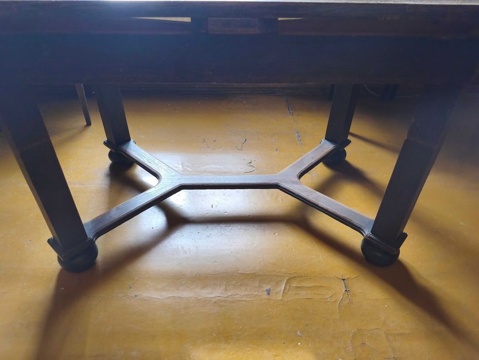 Stary rozkładany stół z czterema krzesłami