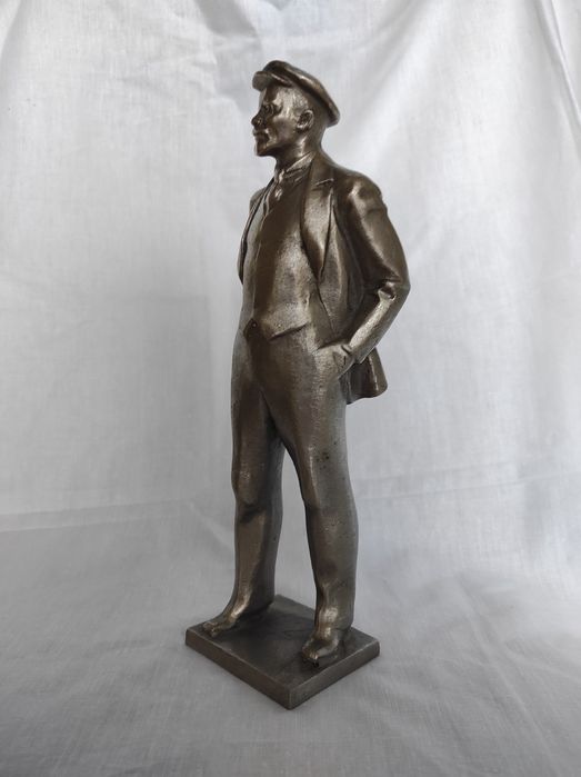 Статуетка Ленін, який стоїть