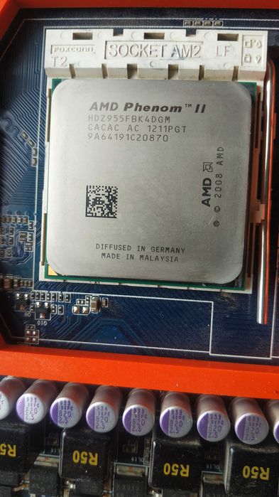 Материнская плата с процессором и оперативной памятью