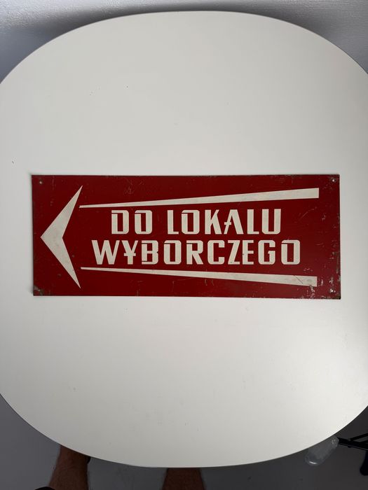 Oryginalna tablica „Do lokalu wyborczego” – PRL – 50 × 20 cm blacha