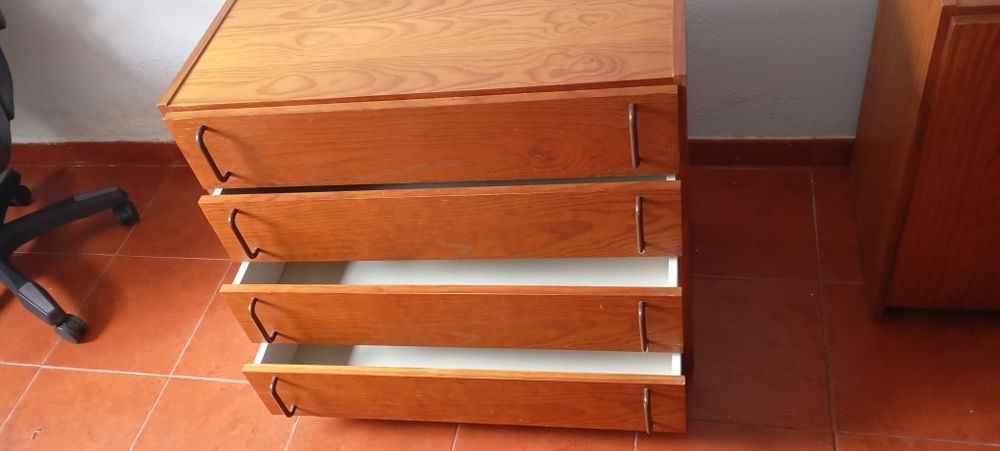 Cómoda madeira com 4 gavetas