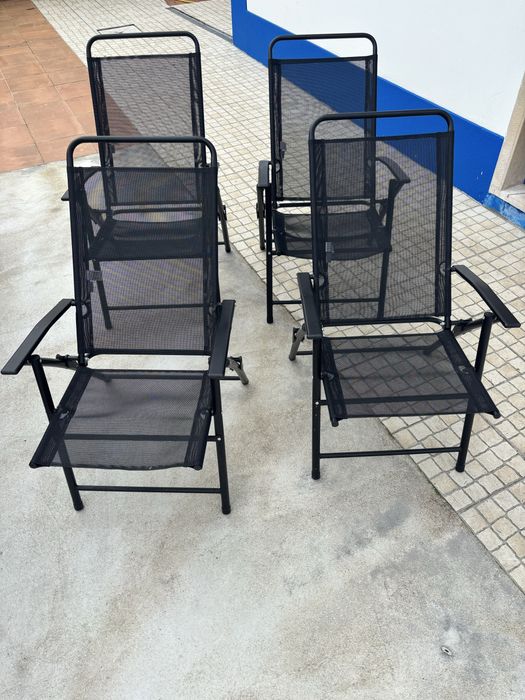 4 cadeiras de jardim e guarda-sol