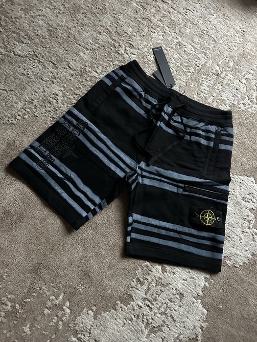Шорти від stone island x supreme