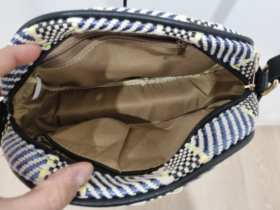 Mala tiracolo azul e preta