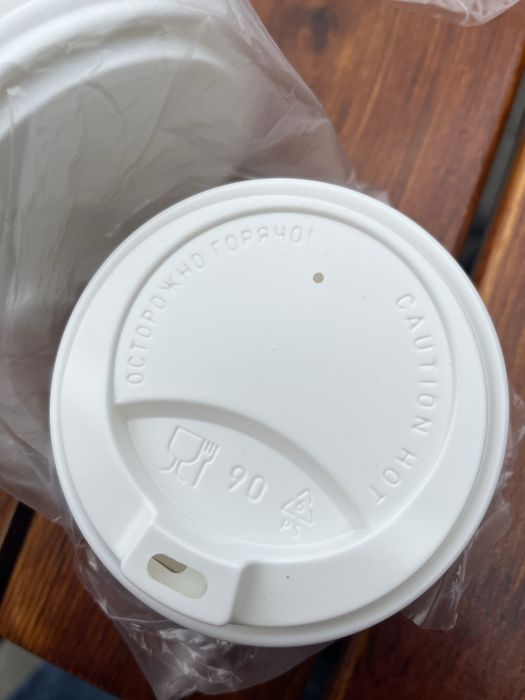 Білі кришки на паперові стакани