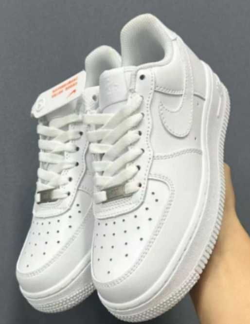 Białe sznurowane buty Nike Air Force w rozmiarze 38