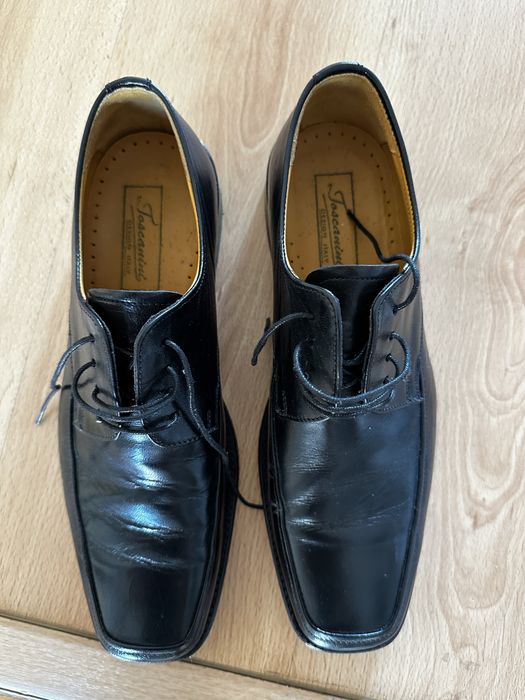 Sapatos pretos novos