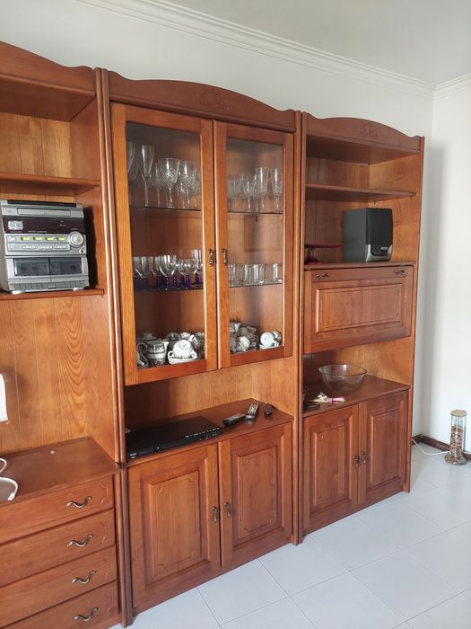 Móvel em madeira cerejeira para sala