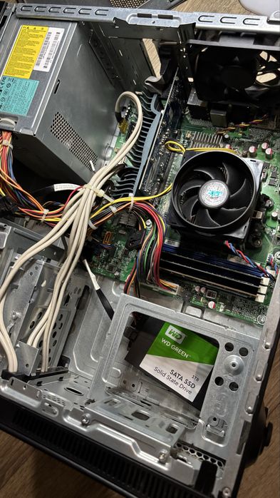 Компʼютер у повному комплекті. Сист. блок, монітор, колонки