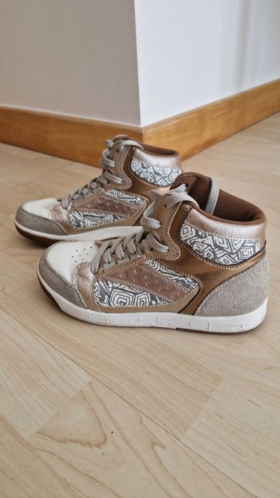 Tenis bota Deeply, tamanho 34