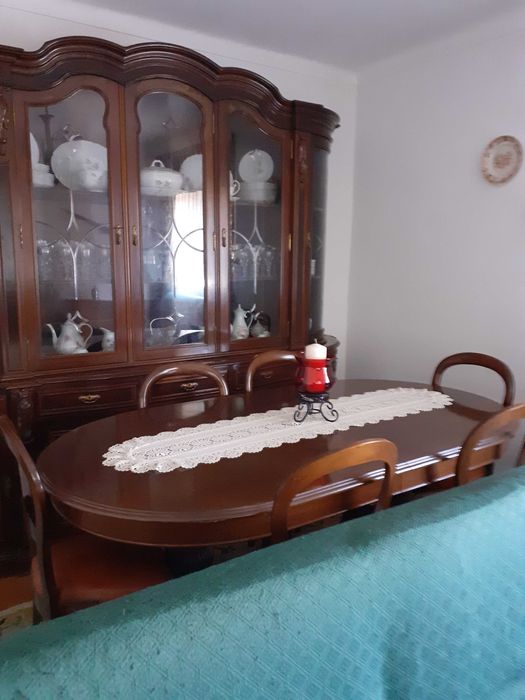Móvel da sala constituído por 2 módulos em madeira mogno
