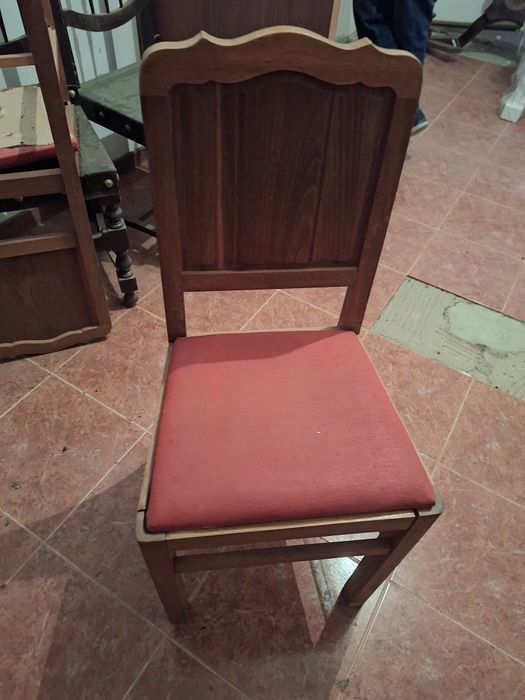Vendo conjunto de seis cadeiras em madeira. Acento estufado. Em bom es