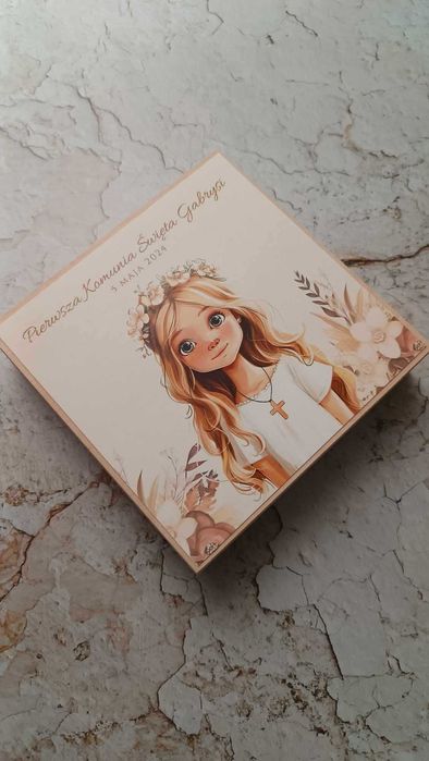 drewniane pudełko z życzeniami na komunię życzenia na Pierwszą Komunię