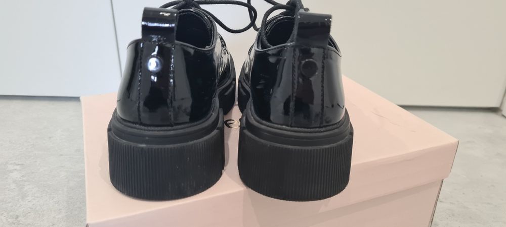 mokasyny lakierowane r. 33