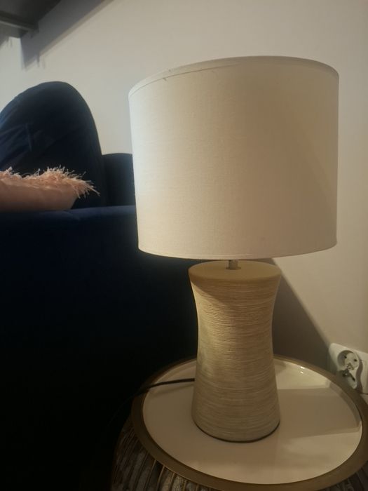 Lampa nocna z beżowym abażurem