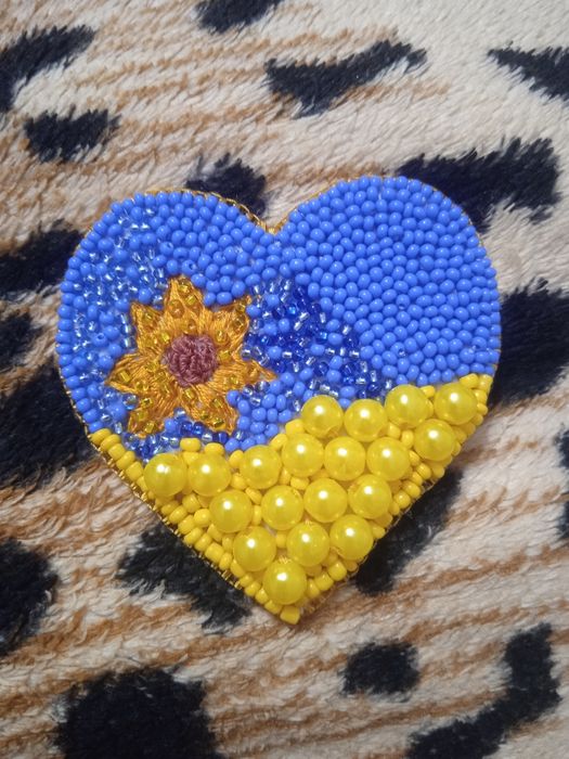 Продам брошь из бисера ручной работы