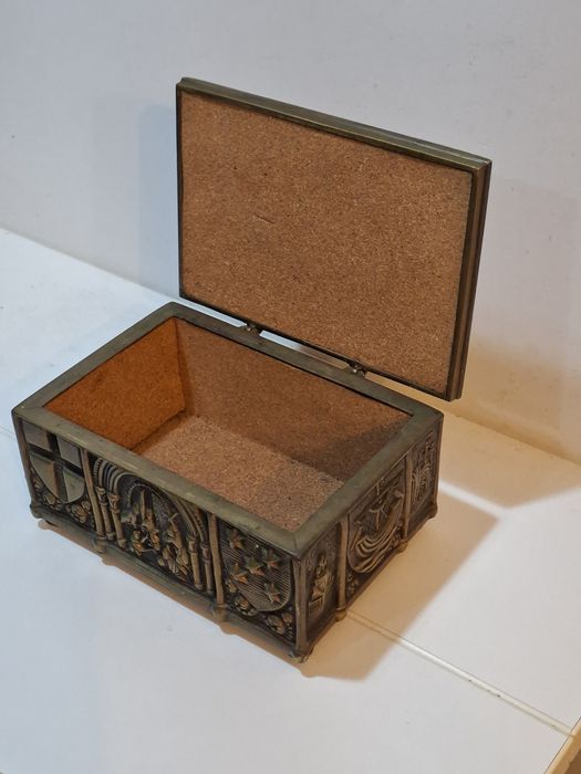Guarda joias antigo em bronze