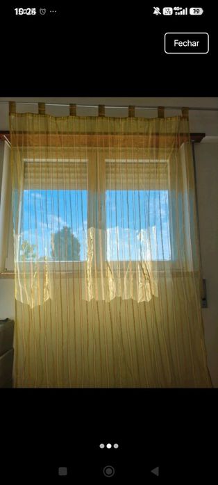 Cortinado em excelente estado, largura 145 cm. Só uma peça, usa tecido como argolas. Cor verde clara