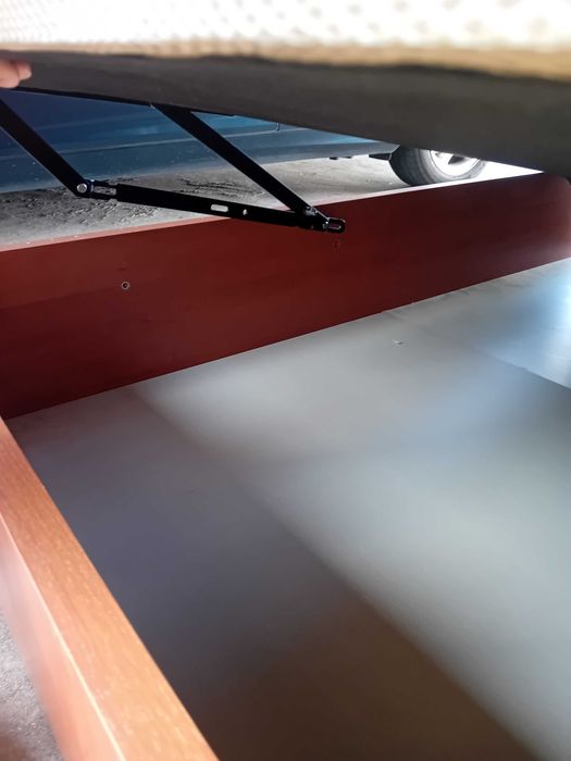 Cama de casal com arrumação