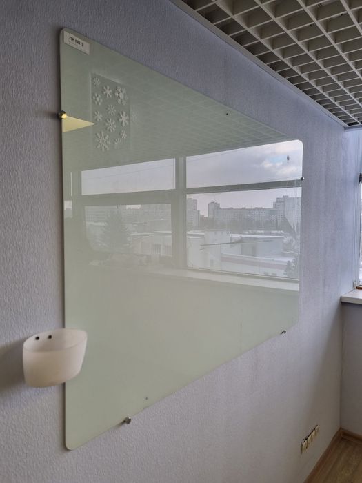 столы и стулья  и стеклянные доски для школы