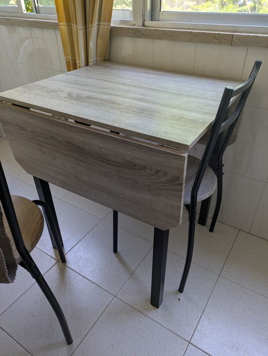 Mesa dobrável com 4 cadeiras