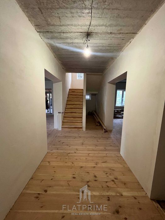 Продам будинок 240м² з майже завершеним ремонтом 20 сотих землі Без комісії