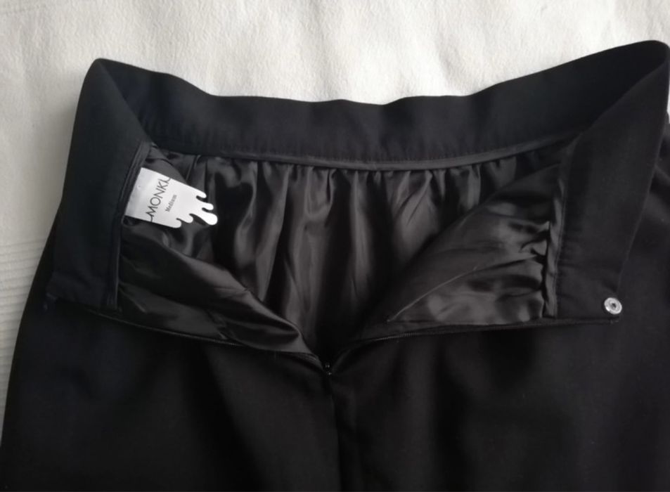 Czarna spódnica bombka M