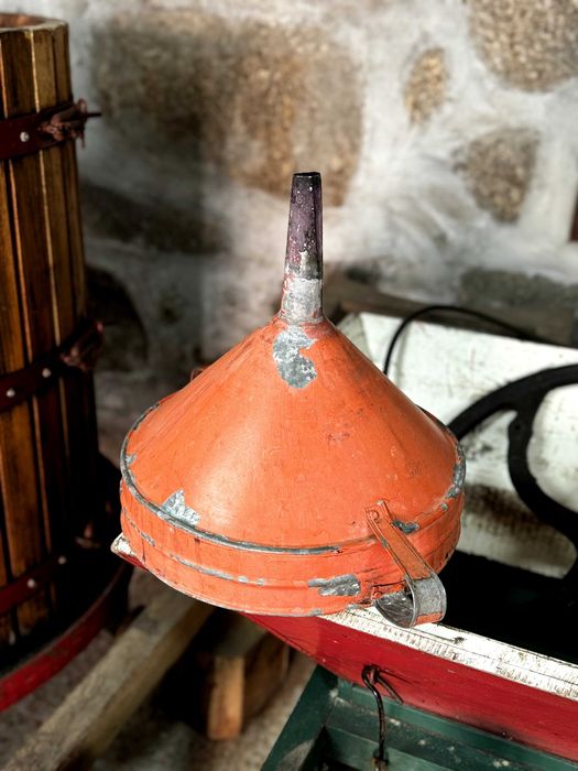 Funil com coador grande, em chapa